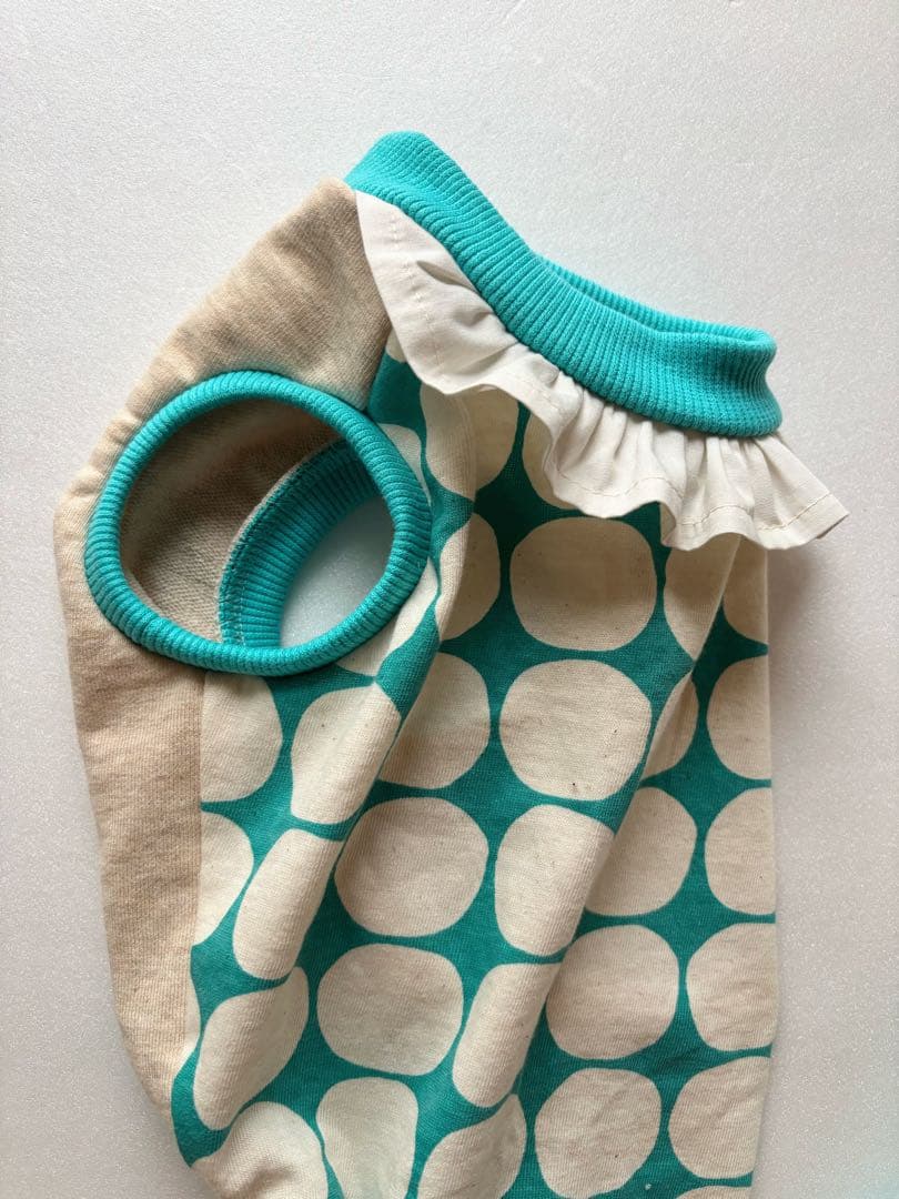 背中フリルの服