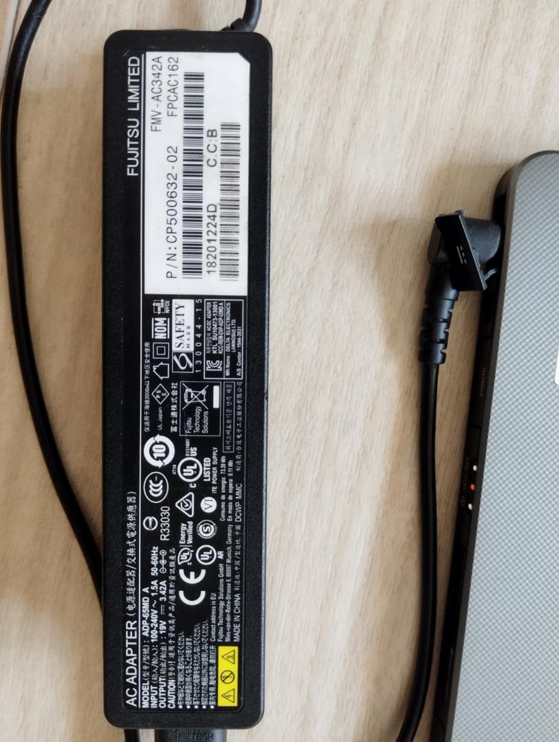 Fujitsu タブレット（モデル不明 / Windows 搭載）