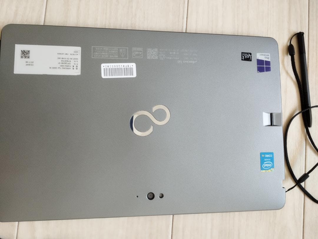 Fujitsu タブレット（モデル不明 / Windows 搭載）