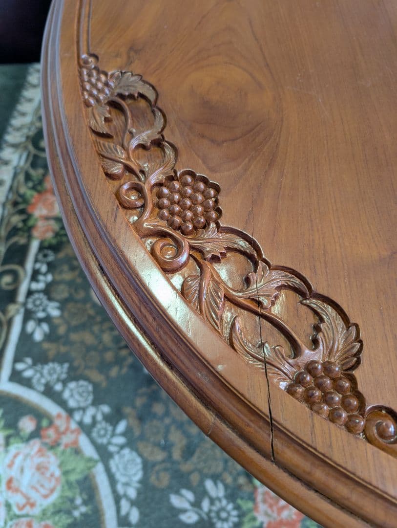 木製楕円形テーブルと6脚の椅子.引き出し棚