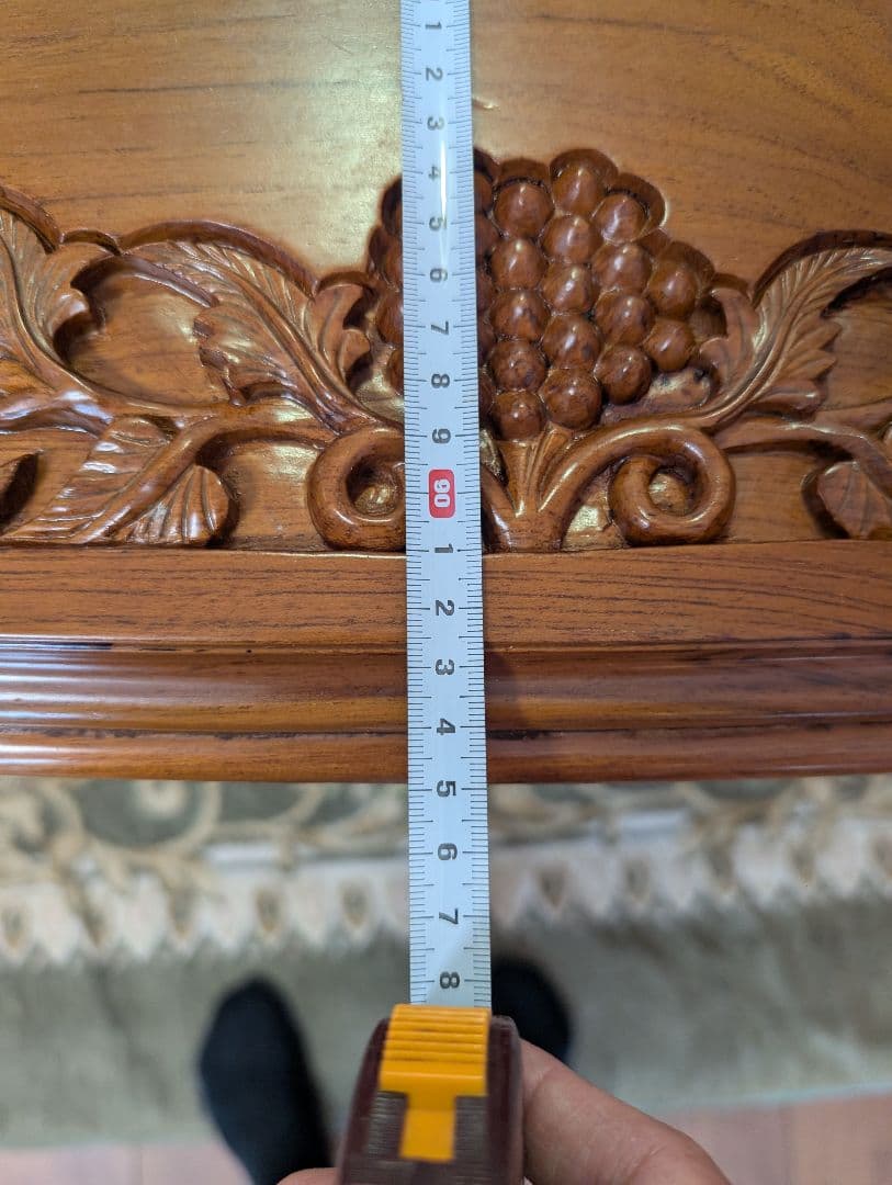 木製楕円形テーブルと6脚の椅子.引き出し棚