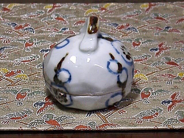 鎌倉　乾山焼　尾形奈美（乾女）作　槍梅　香合　共箱　無傷　保証。