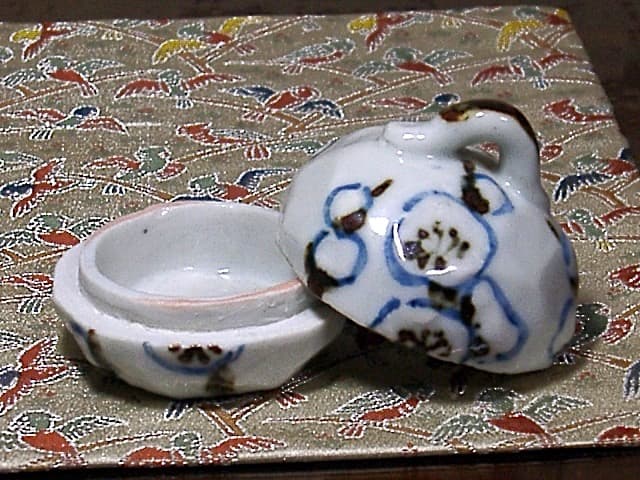 鎌倉　乾山焼　尾形奈美（乾女）作　槍梅　香合　共箱　無傷　保証。