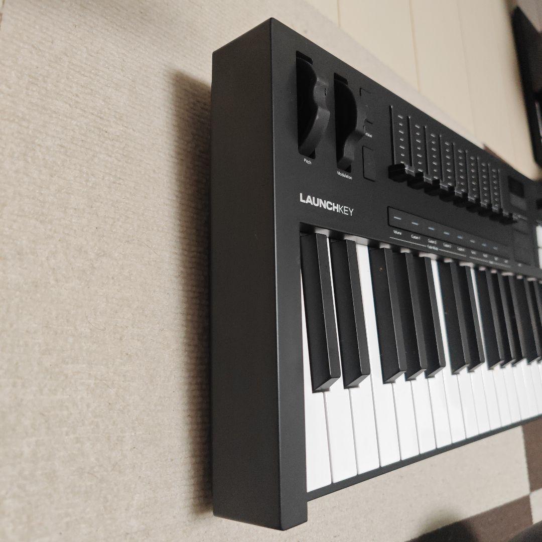 Launchkey 49 MIDIキーボード