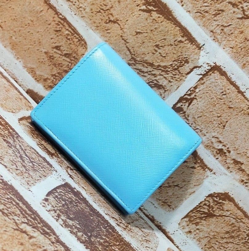 PRADA 水色 二つ折り財布