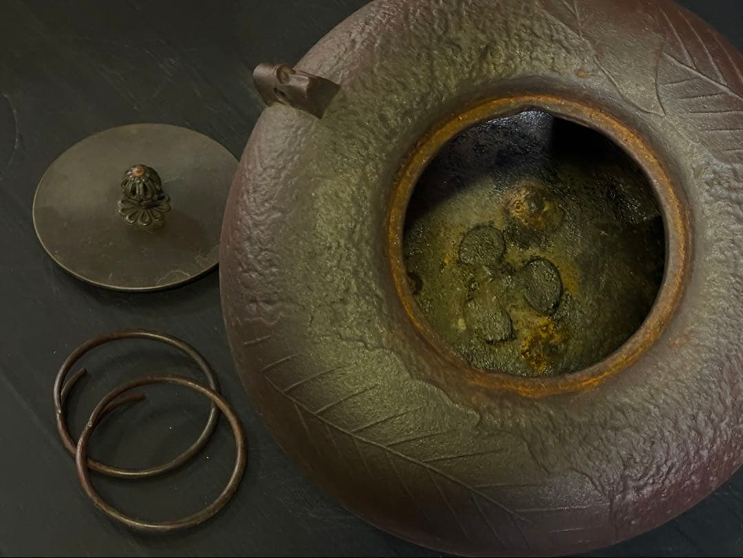 「母」 柏釜 釜師 政光 釜鐶 共箱 黄布 炉釜 茶道具 （109あ）