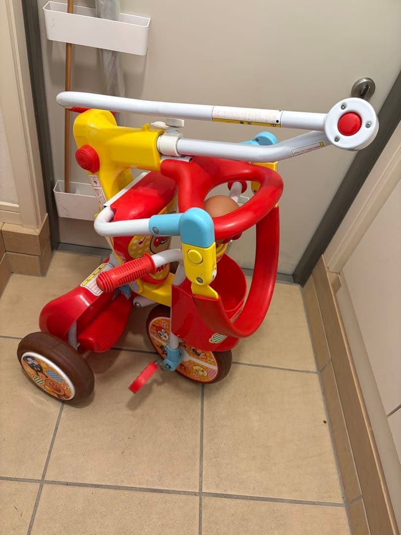 【美品、室内保管】アンパンマン 三輪車 赤