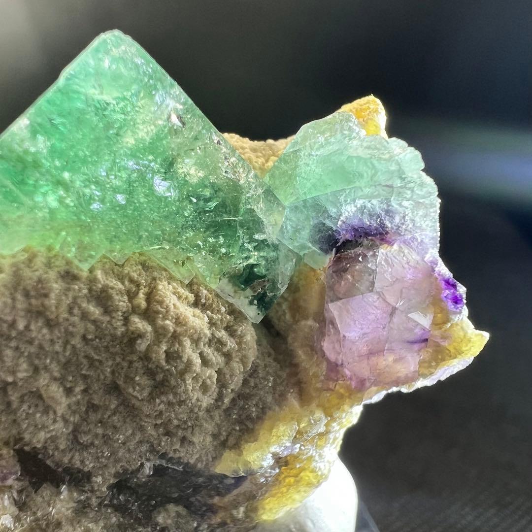 ヤオガンシャン産　バイカラーフローライト　細やかなクラック入り結晶