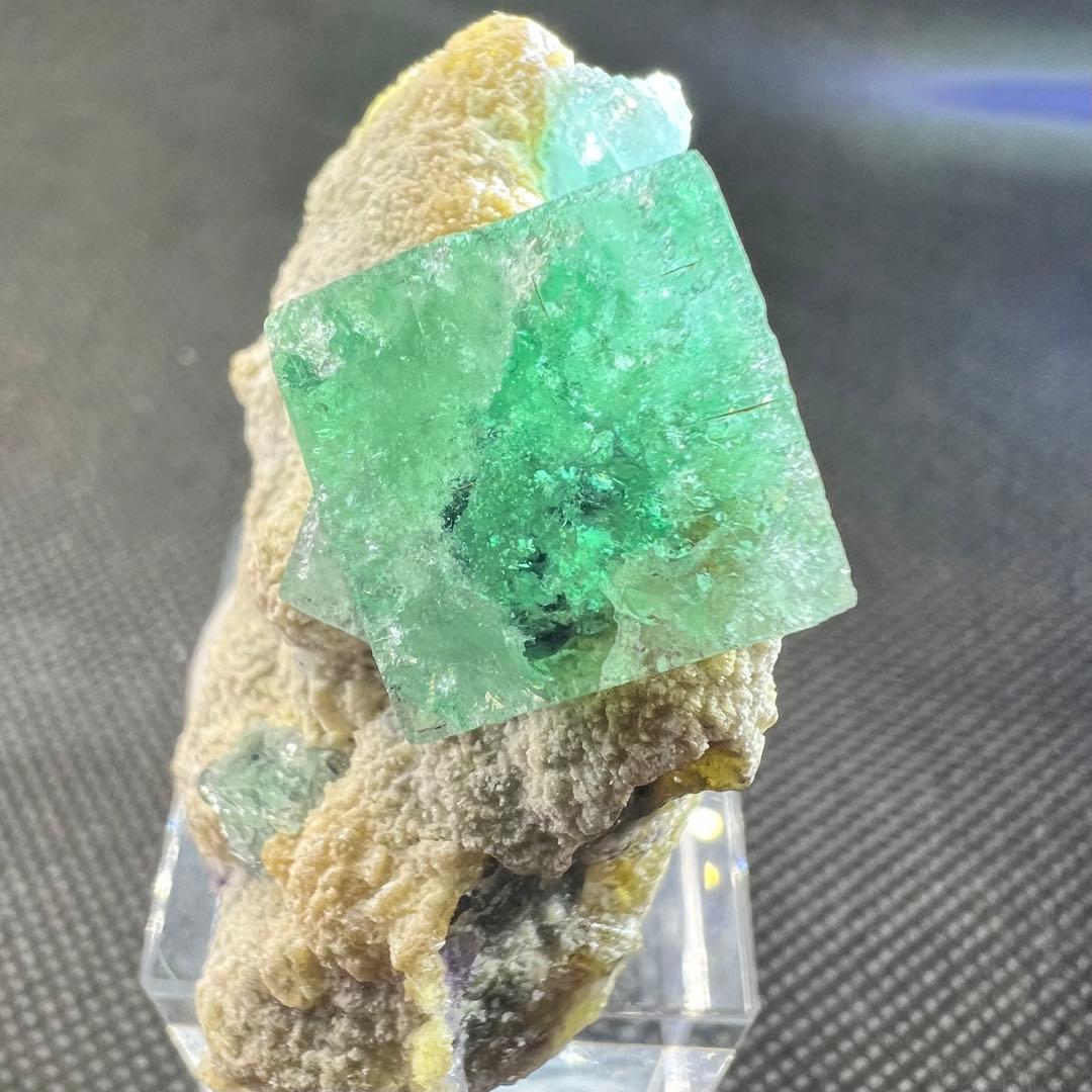 ヤオガンシャン産　バイカラーフローライト　細やかなクラック入り結晶