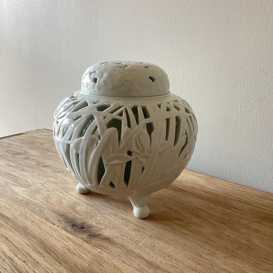 蘭透香爐　白磁の香炉　透かし彫り　三足　菖蒲　有田焼　深川製磁