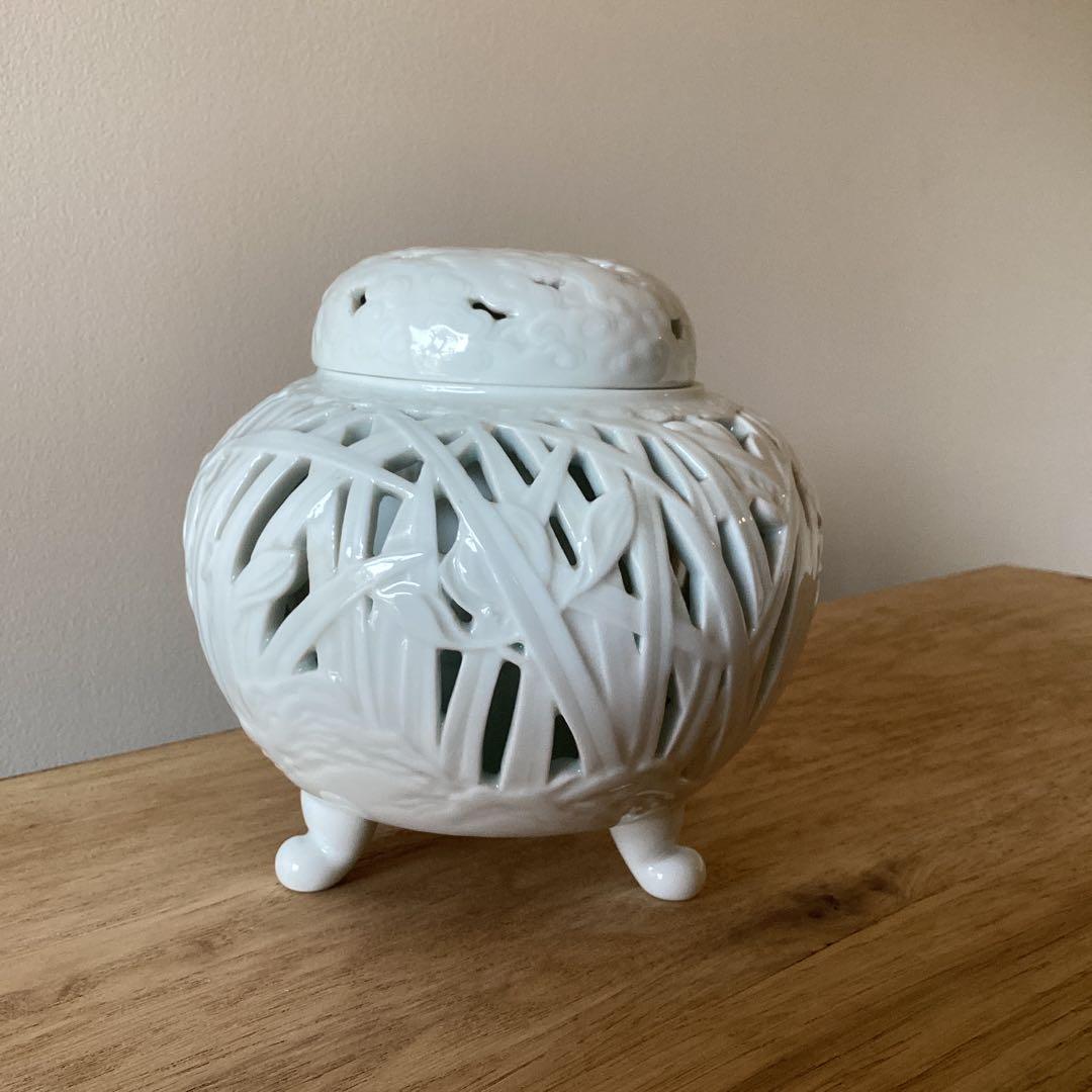 蘭透香爐　白磁の香炉　透かし彫り　三足　菖蒲　有田焼　深川製磁