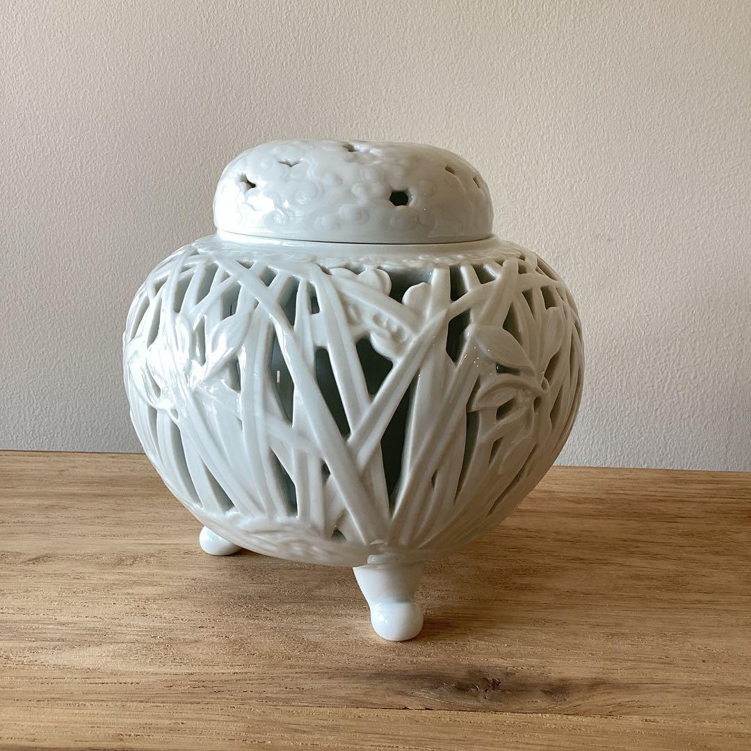 蘭透香爐　白磁の香炉　透かし彫り　三足　菖蒲　有田焼　深川製磁