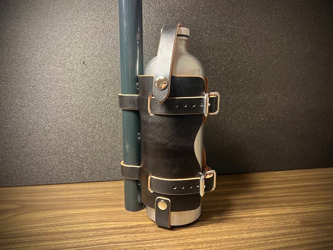 昭南皮革製　フューエルボトルホルダー　バイク　ガソリン携行缶　燃料タンク　携行缶