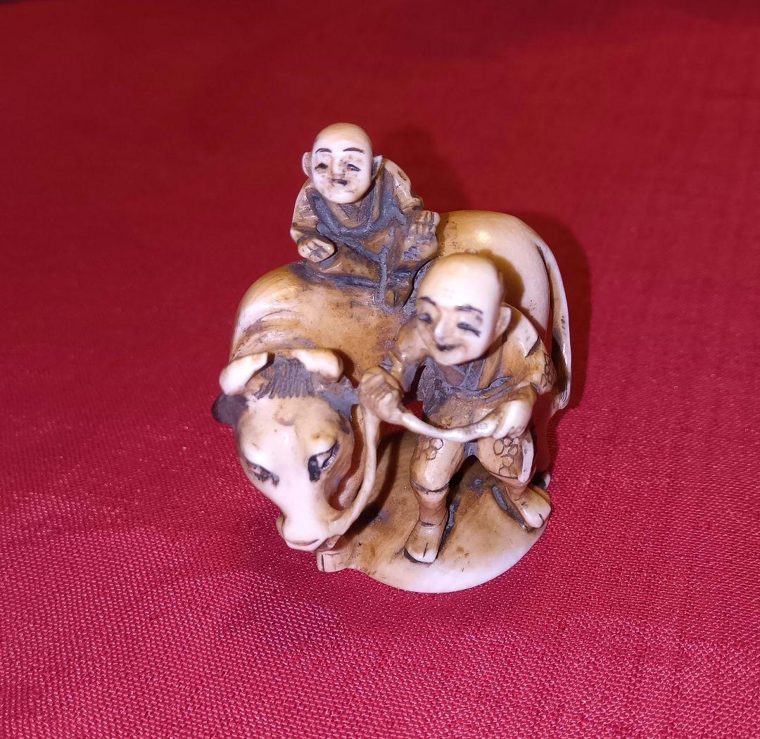 古美術品　牛に乗った僧侶の彫刻