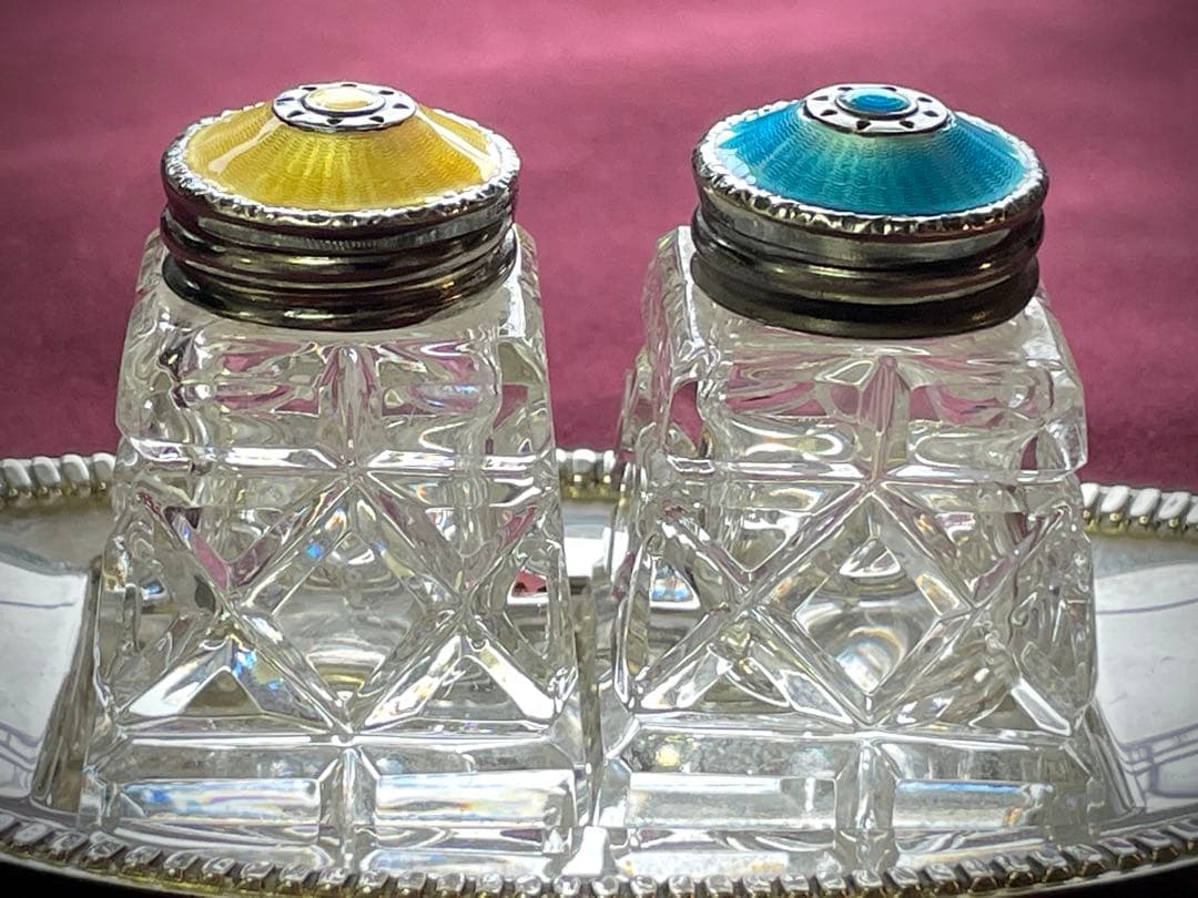 Hroar Prydz シルバーとギロシェエナメルガラス製ソルト&ペーパーポット