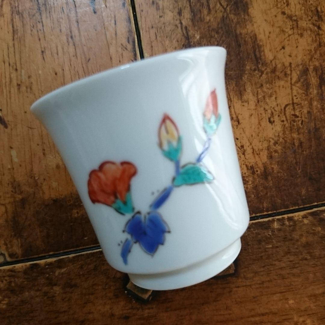 奥川俊右衛門の白磁ぐい呑み 色絵 花紋 二客セットです 桐箱付き