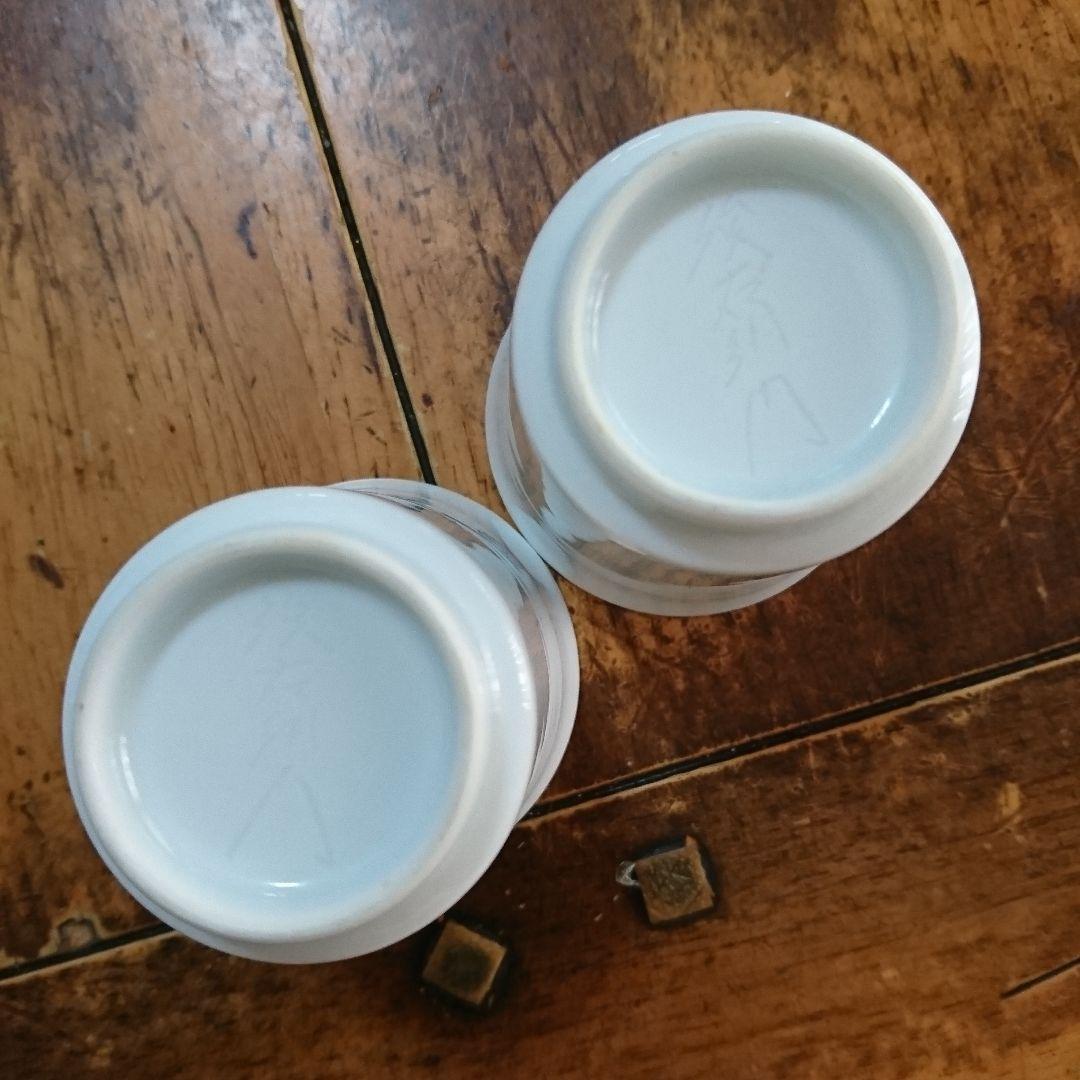 奥川俊右衛門の白磁ぐい呑み 色絵 花紋 二客セットです 桐箱付き