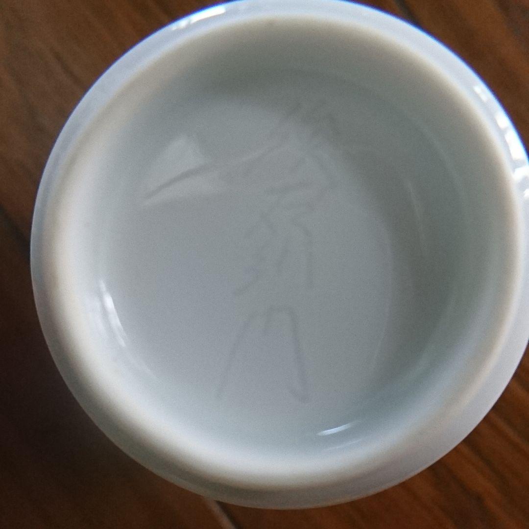 奥川俊右衛門の白磁ぐい呑み 色絵 花紋 二客セットです 桐箱付き