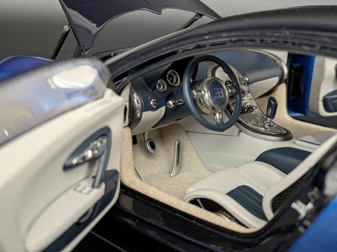 オートアート　1/18　ブガッティ・ヴェイロン