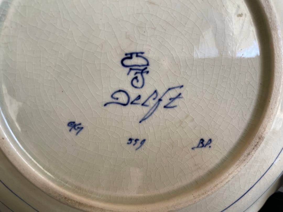 ロイヤルデルフト焼き骨董品　手書き花柄　多少の欠け傷あり　直径19cmx3cm