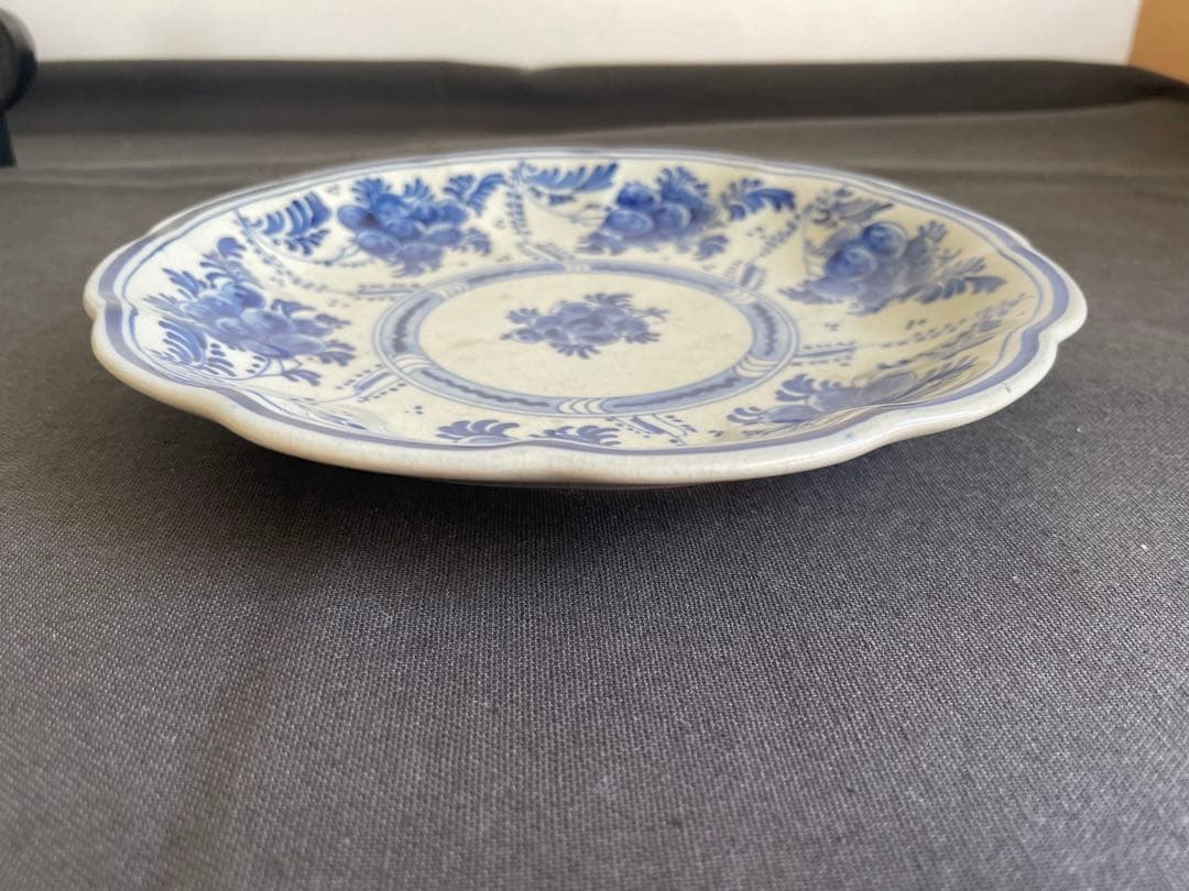 ロイヤルデルフト焼き骨董品　手書き花柄　多少の欠け傷あり　直径19cmx3cm