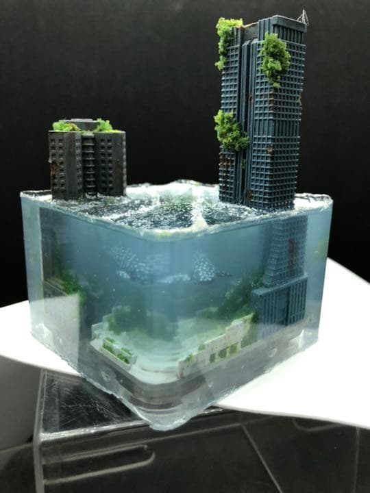 水没ジオラマ　廃墟ビルに泳ぐジンベイザメ