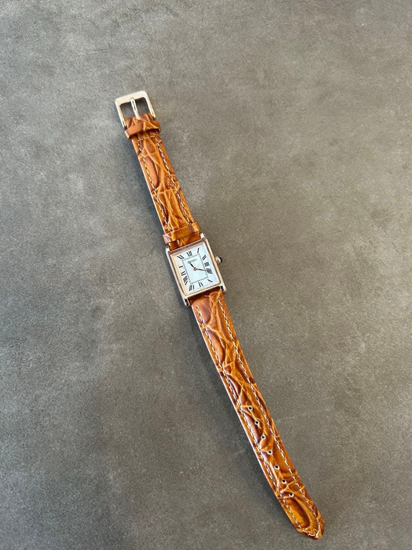 SEIKO レディース スクエア型腕時計 ホワイト文字盤 SSEH006