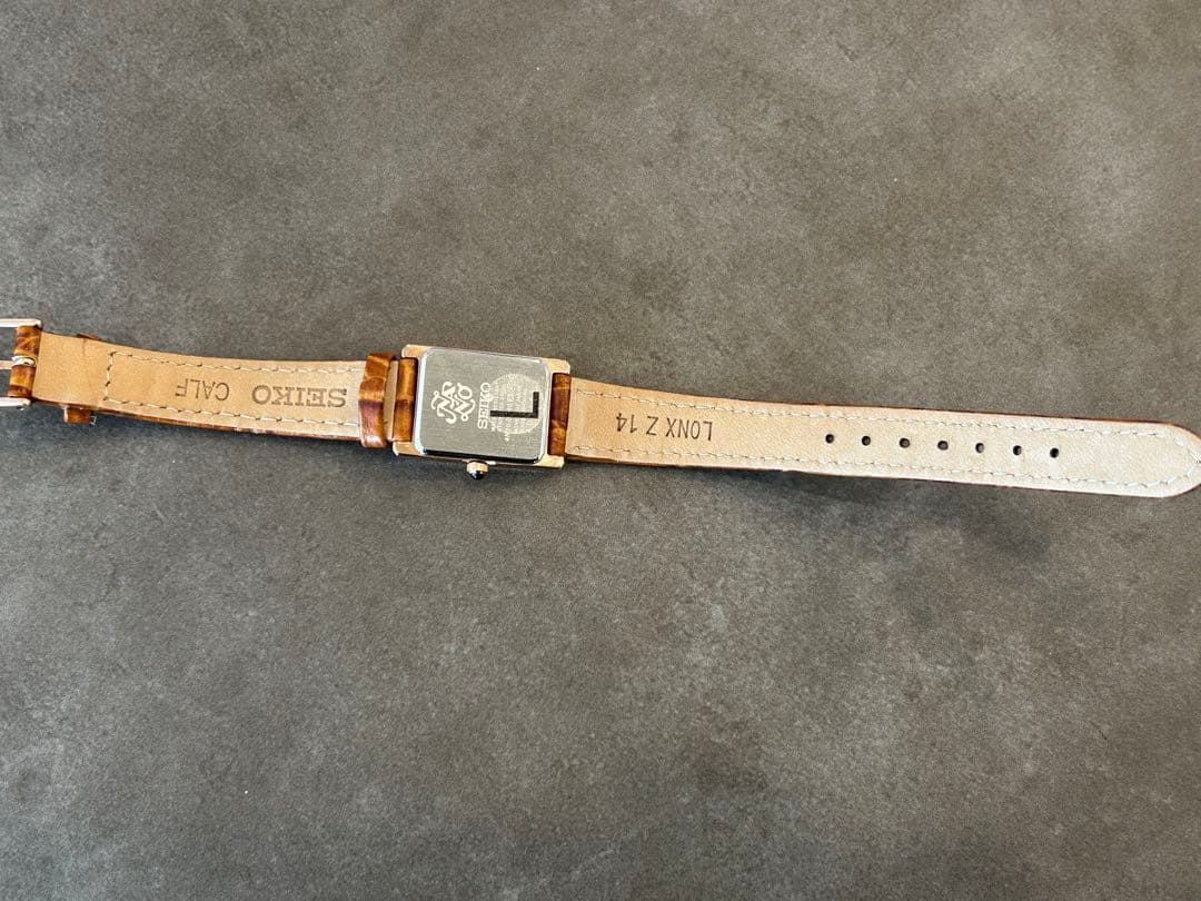 SEIKO レディース スクエア型腕時計 ホワイト文字盤 SSEH006