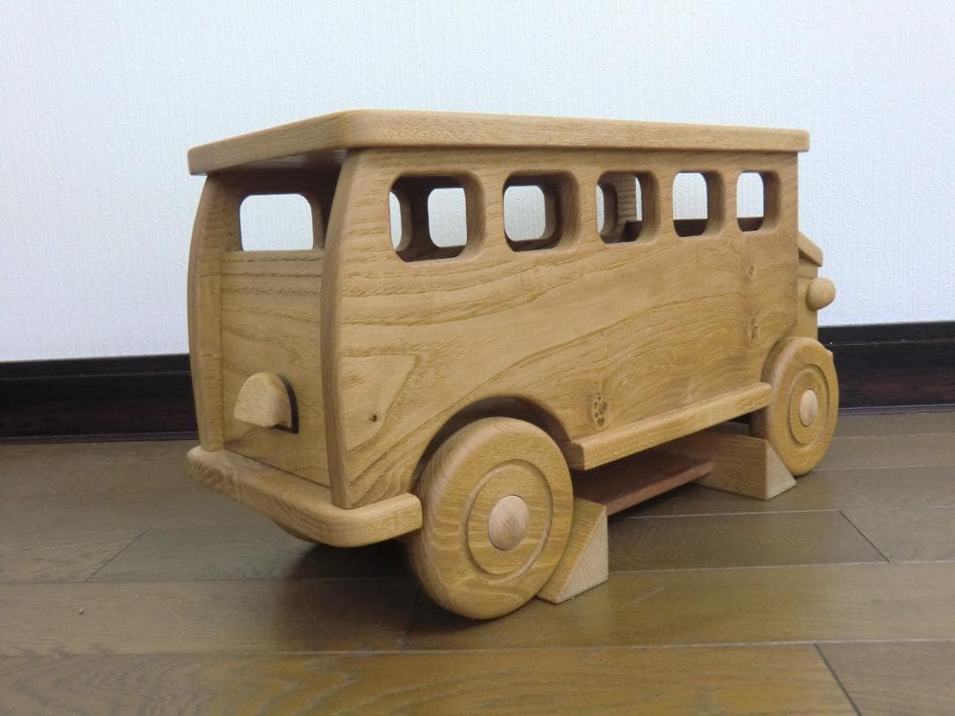 236新品・未使用　木のおもちゃ　手作り木製自動車 バス　木製玩具　乗用玩具