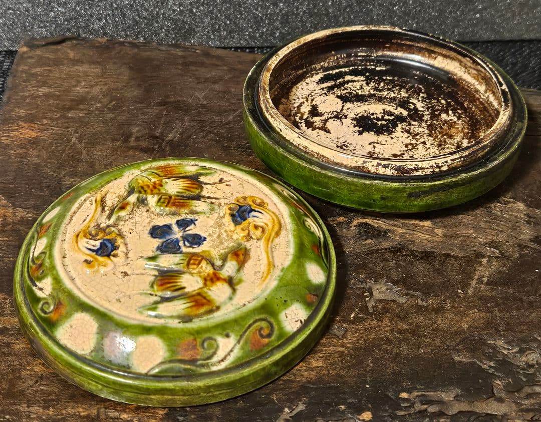 中国古美術　中国古陶磁器　中国古玩　明代　緑交趾　三彩　陽刻浮彫　鳳凰図　香合