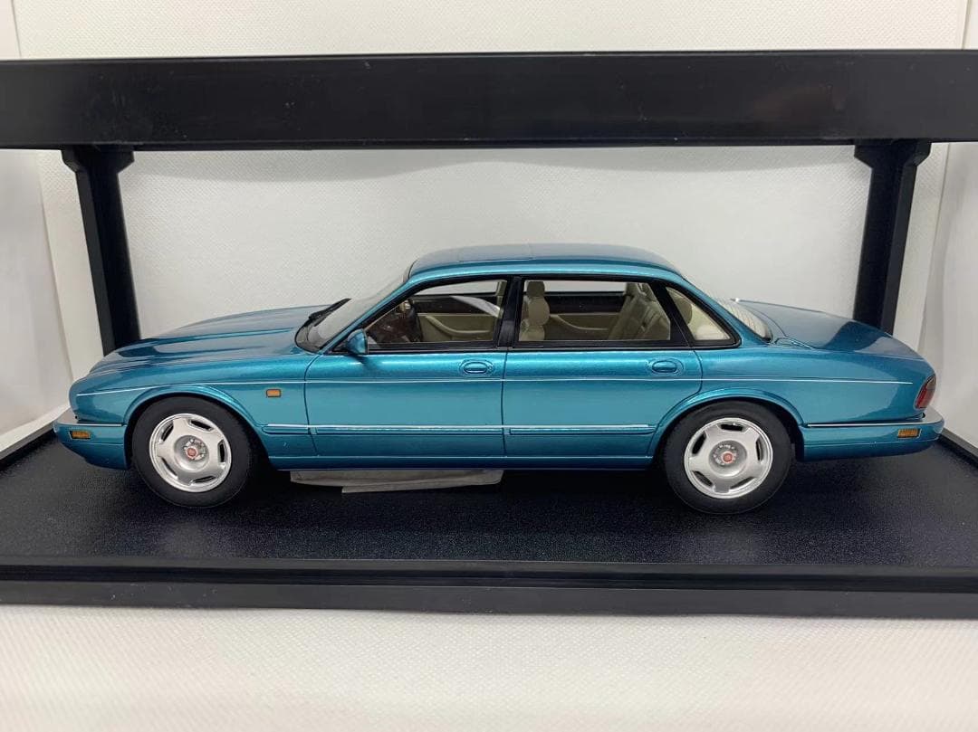 Cult 1/18 ジャガー XJR X300 turqoise 1995