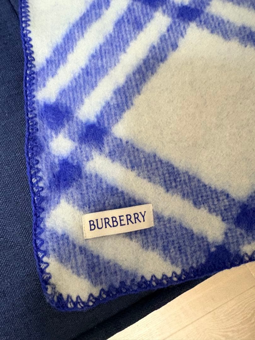 BURBERRY 青と白のチェック柄マフラー