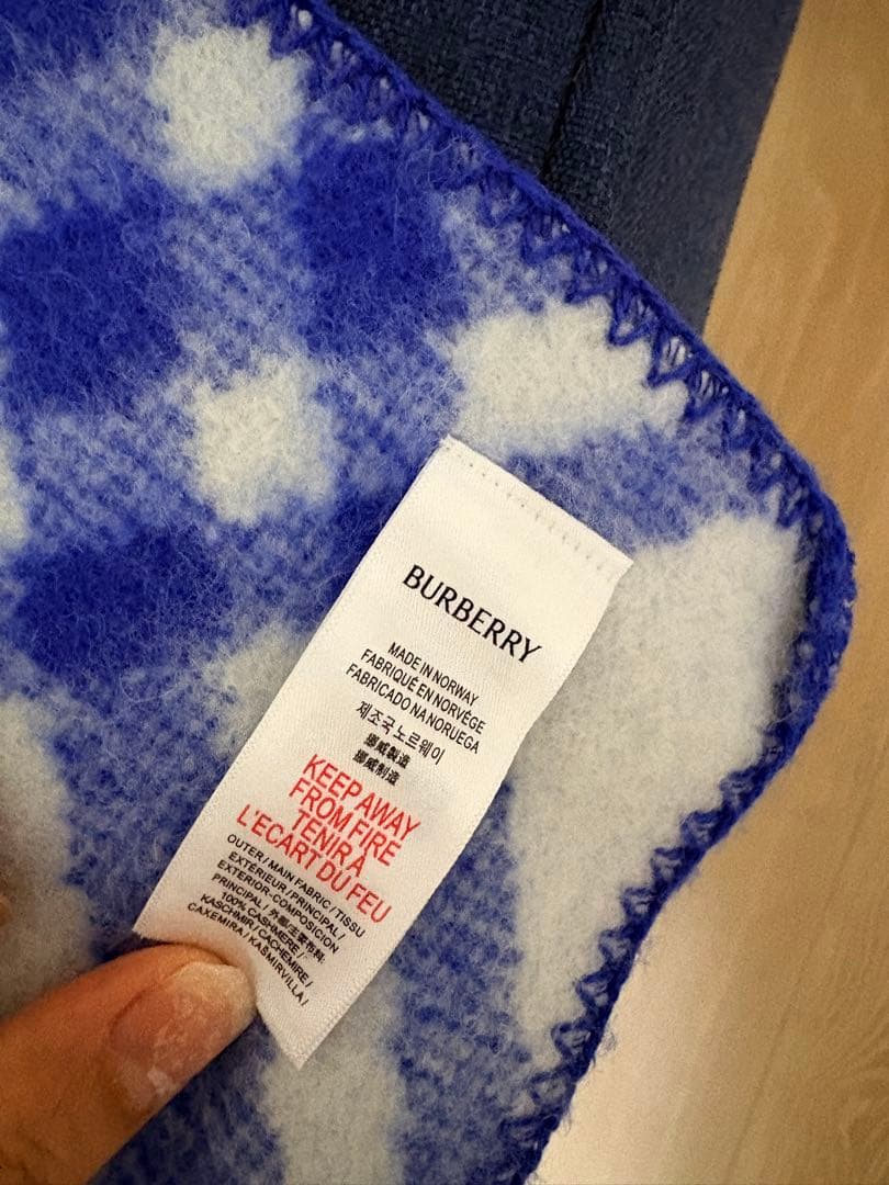 BURBERRY 青と白のチェック柄マフラー