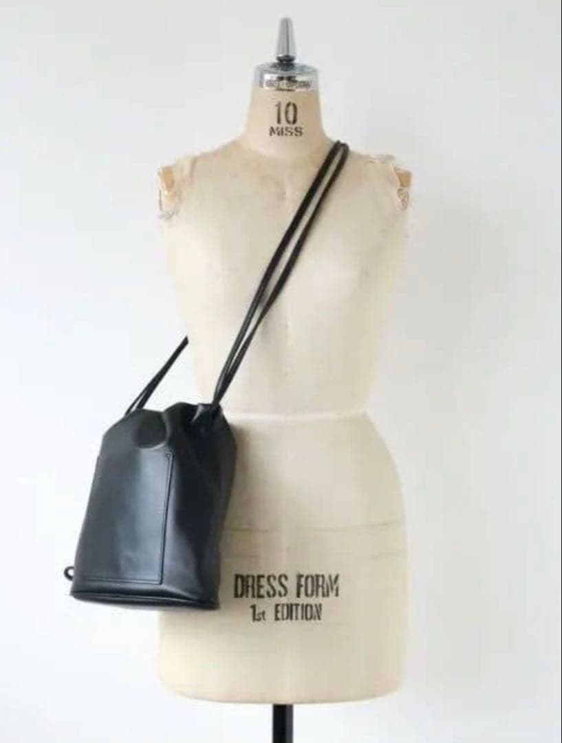 LA PEAU DE GEM レザー 巾着型ショルダーバッDRAWSTING