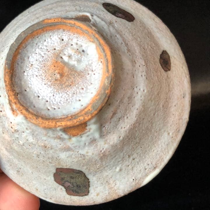 人間国宝古美術◼️蔵から、また凄そうな雰囲気の陶器が出て来ました。お猪口？ぐい呑？