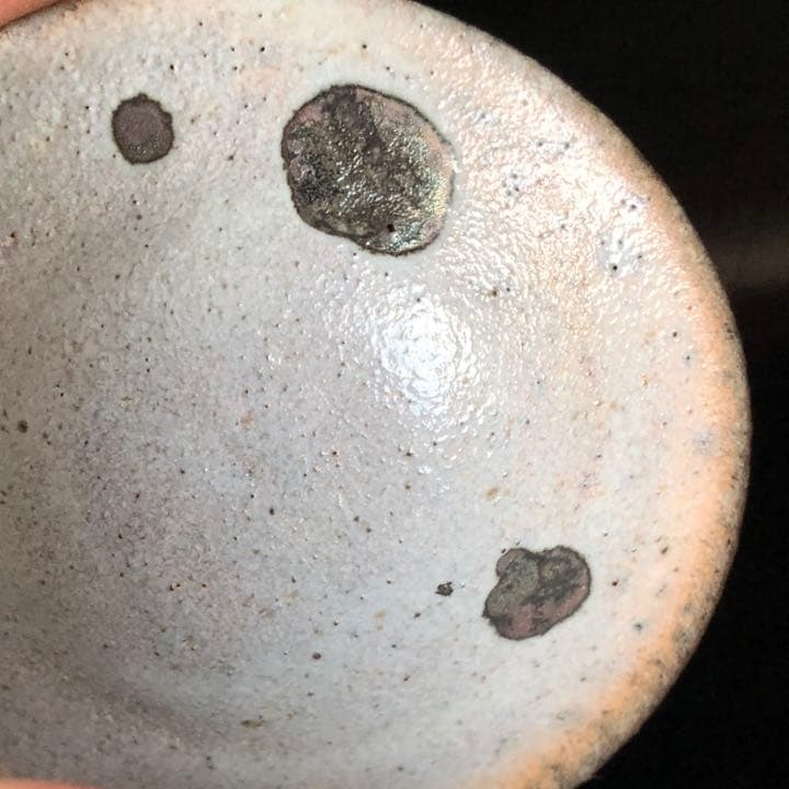 人間国宝古美術◼️蔵から、また凄そうな雰囲気の陶器が出て来ました。お猪口？ぐい呑？