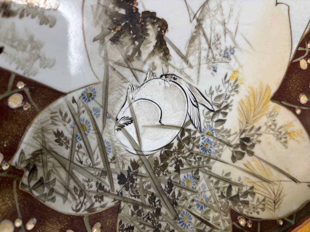 九谷焼 金彩飾の大皿　和装人物画／梅花文様／裏銘有り
