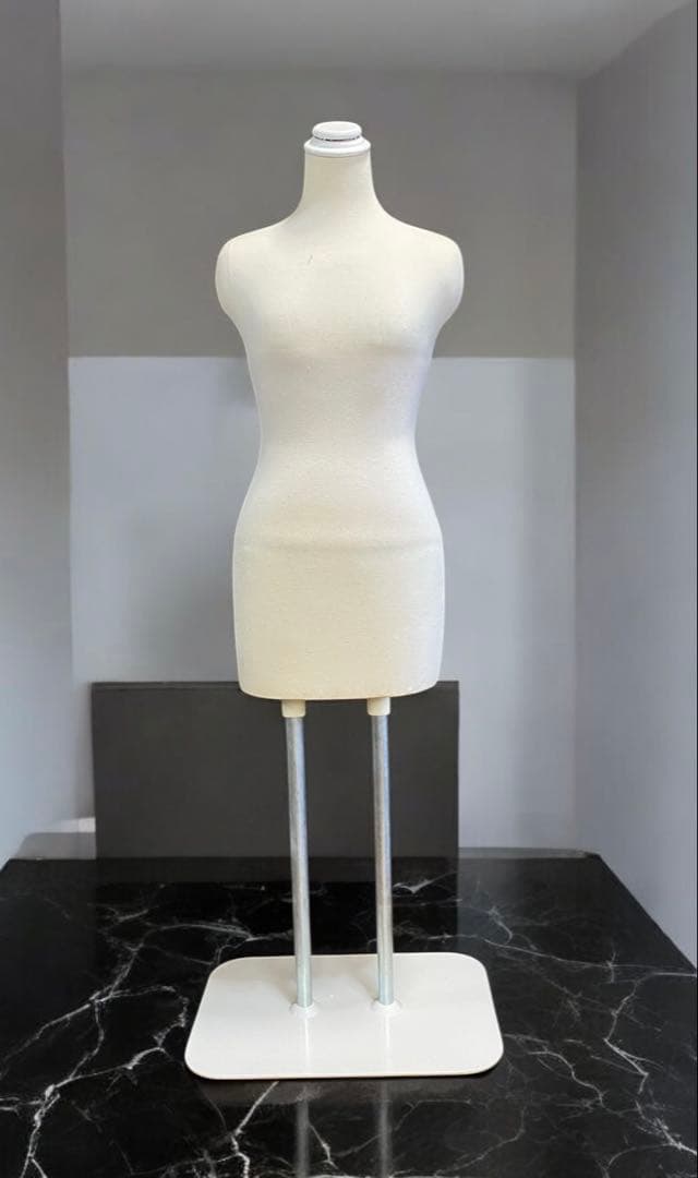 2本脚でミドルエイジ体型の女性トルソー　マネキン　スチール台座で安定感抜群！