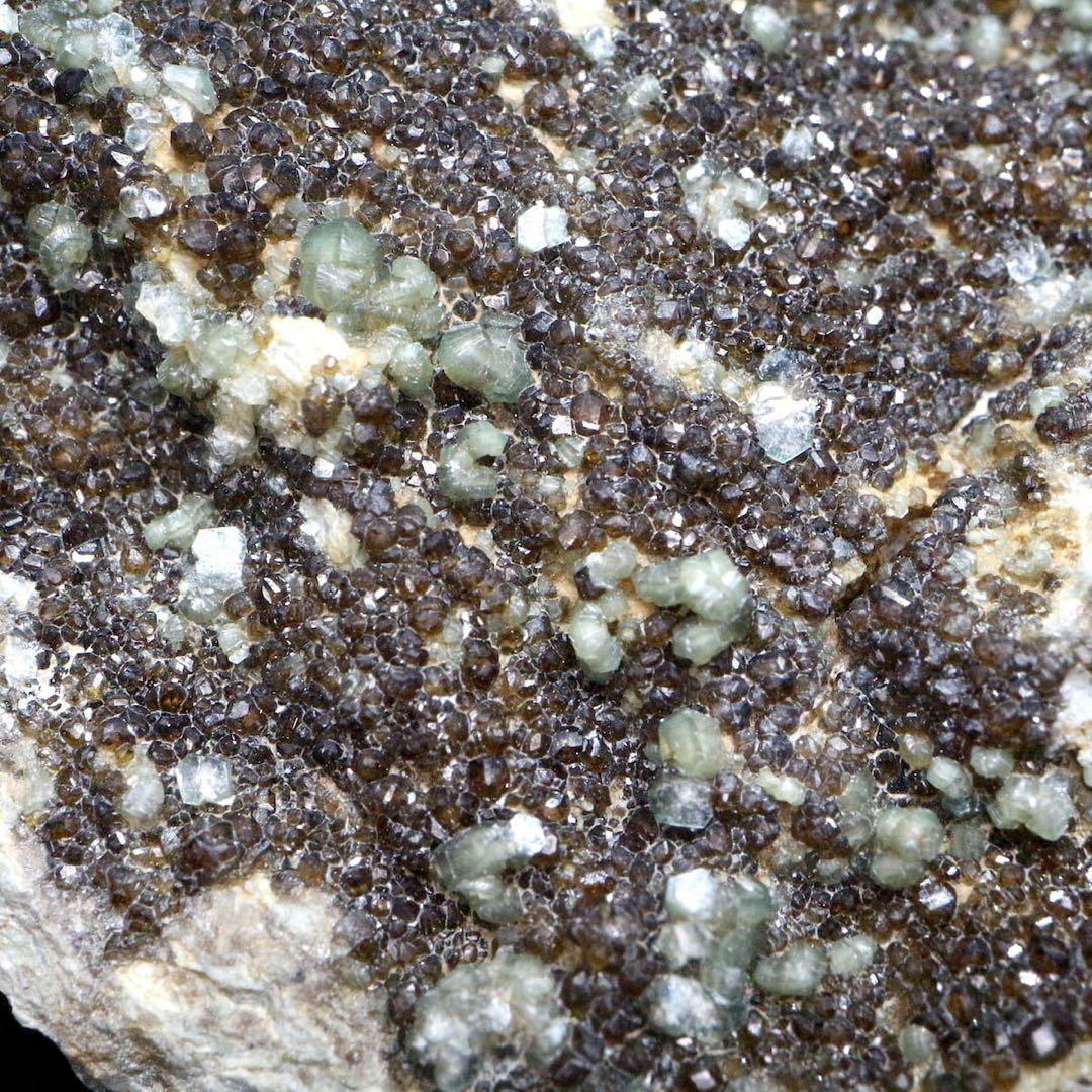 アンドラダイト + クリノクロア ガーネット 原石156,3g AND061