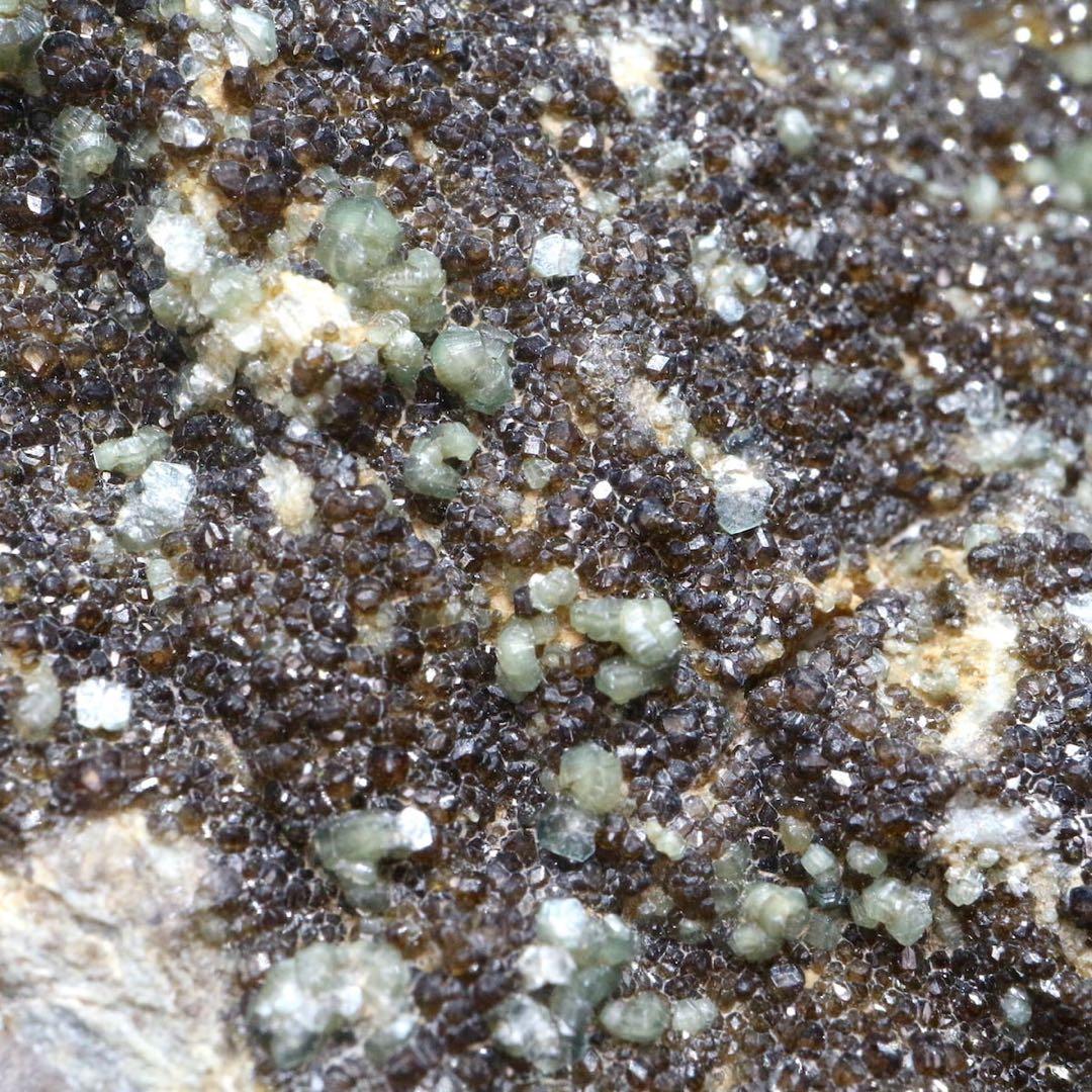 アンドラダイト + クリノクロア ガーネット 原石156,3g AND061