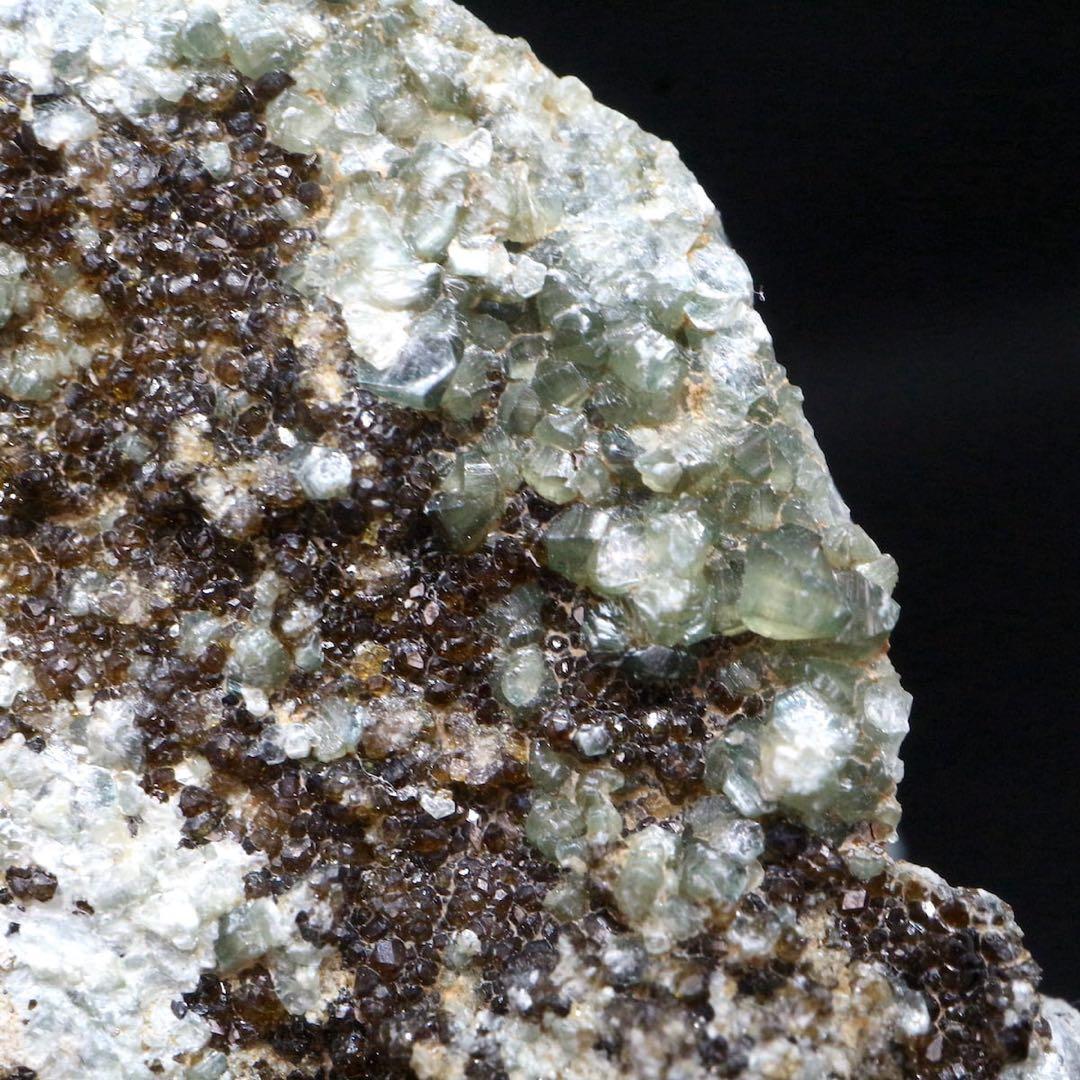 アンドラダイト + クリノクロア ガーネット 原石156,3g AND061