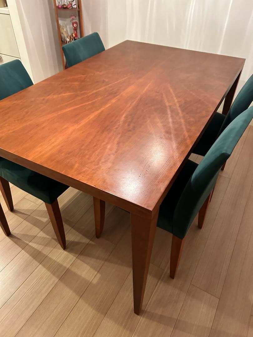 ダイニングテーブルと椅子セット