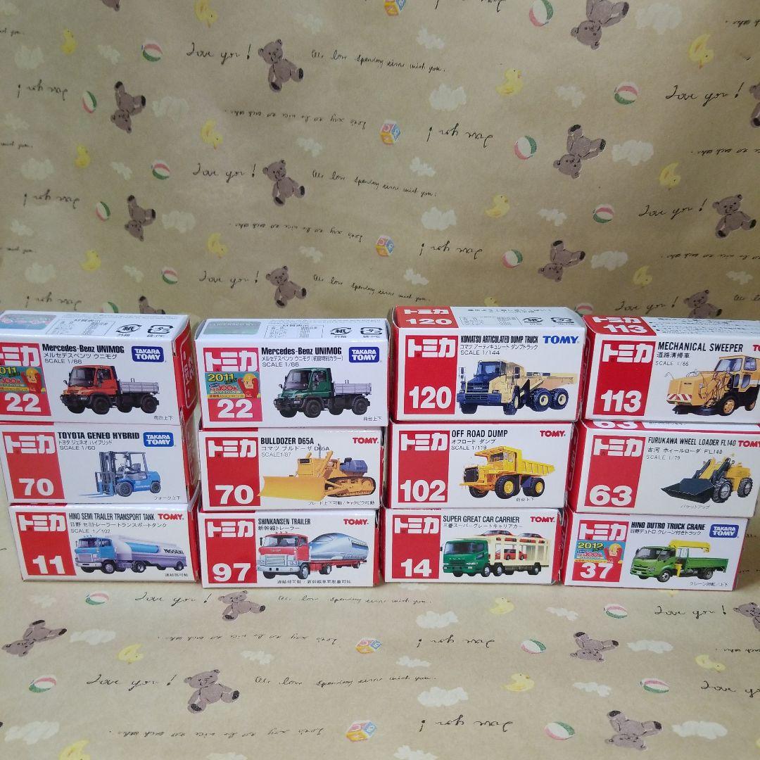 トミカディスプレイ　廃盤トミカ24台付き　レトロケース　箱付き重機トミカ24台付