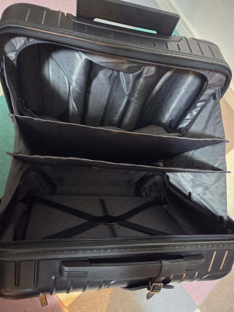 RIMOWA Essential Sleeve Compact ブラック