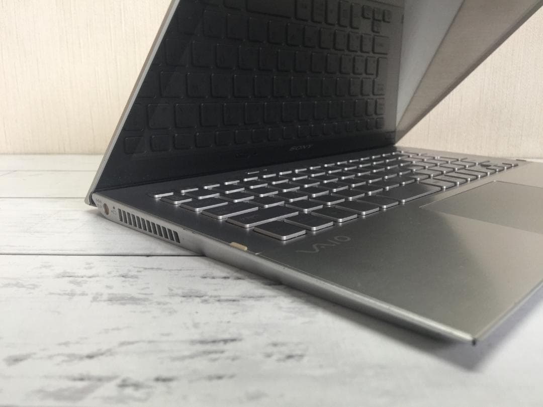 SONY SVP112 11.6型フルHD 重量:870g/薄さ:13.2mm