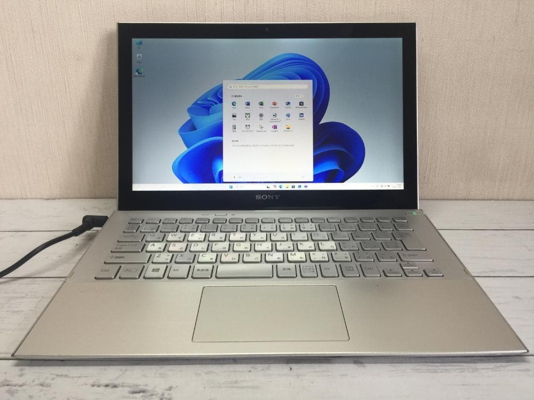 SONY SVP112 11.6型フルHD 重量:870g/薄さ:13.2mm