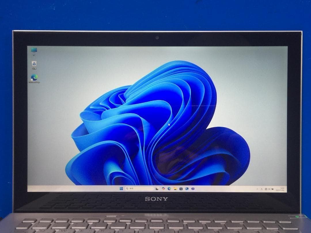 SONY SVP112 11.6型フルHD 重量:870g/薄さ:13.2mm