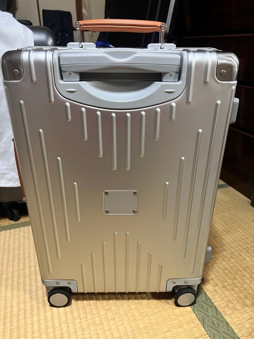 イノベーター　INV1811 ステアリングシルバー