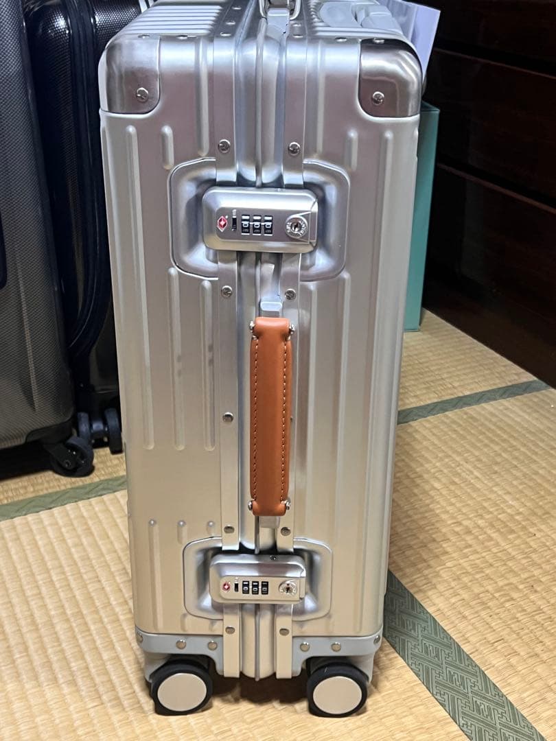 イノベーター　INV1811 ステアリングシルバー