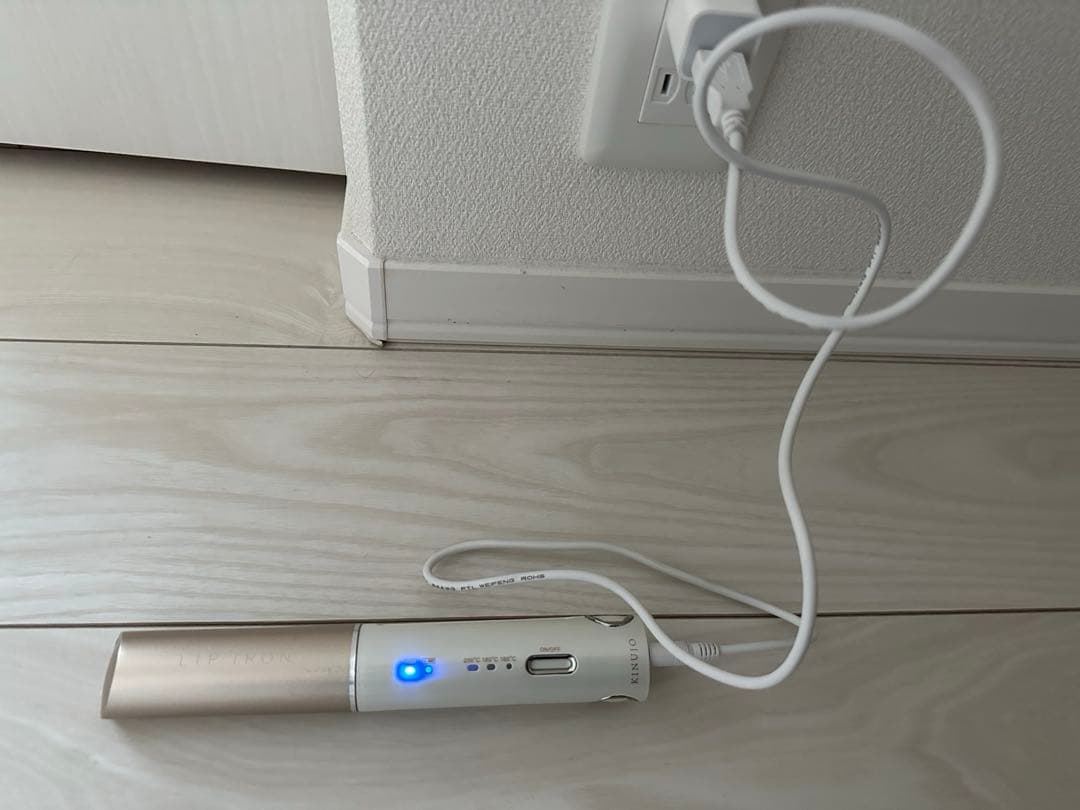 【美品・値下可】絹女 KINUJO リップアイロン コードレス　ヘアアイロン